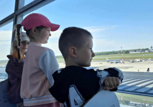 Uczniowie klasy 2 B obserwujący przyloty i odloty samolotów.