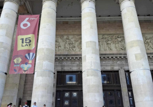 Dzieci przed Pałacem Kultury i Nauki.