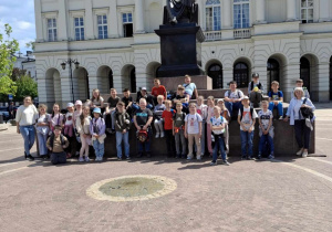 Uczniowie przed pomnikiem Mikołaja Kopernika.