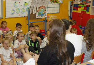 Uczennice z klasy VII b i z klasy VI b rozmawiają z przedszkolakami na temat przeczytanych wierszy.