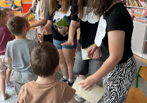 Po zakończonym czytaniu uczennice SP w Rzeczycy żegnają się z dziećmi z grupy ,,Misie”.