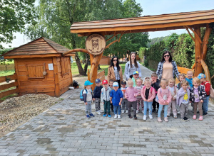 Grupa Pszczółki wraz z wychowawcą i opiekunami przed wejściem do Mini ZOO do Ranczo Agrobanda.