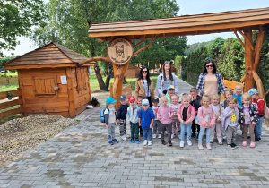 Grupa Pszczółki wraz z wychowawcą i opiekunami przed wejściem do Mini ZOO do Ranczo Agrobanda.