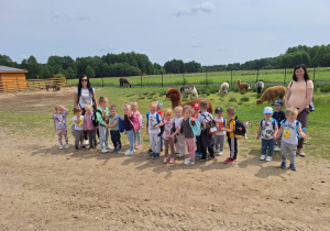 Wspólne zdjęcie przedszkolaków podczas spaceru po mini zoo.