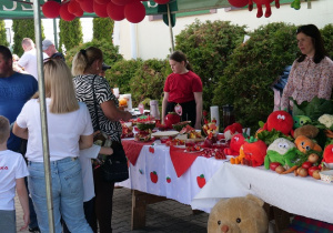 Uczniowie wraz z nauczycielami prezentują swoje stoiska w ramach akcji ,, Trzymaj Formę”.
