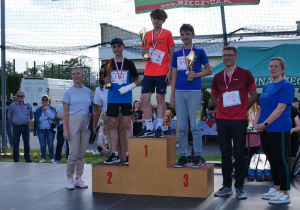 Zwycięzcy biegu C – chłopcy odbierają swoje nagrody.