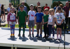 Grupa z oddziału przedszkolnego śpiewa piosenkę dla swoich Rodziców.
