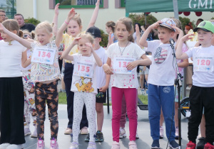 Oddziały przedszkolne ze szkoły filialnej w Sadykierzu w piosence dla swoich Rodziców z okazji ich święta.