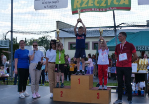 Zwycięzcy biegu A- chłopcy odbierają swoje nagrody.