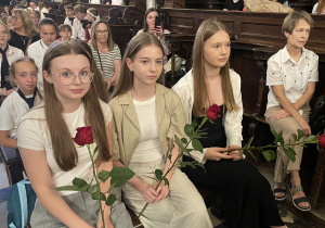 Uczniowie podczas oczekiwania na rozpoczęcie uroczystego podsumowania konkursu.