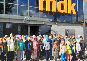 grupa dzieci stojąca przed budynkiem kina w Rawie Mazowieckiej