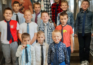 Grupa chłopców stojąca. Każdy z uczniów ma na szyi krawat