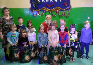 Zdjęcie grupowe podczas zabawy Choinkowej dla uczniów Szkoły Filialnej w Luboczy.
