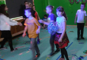 Zabawy taneczne podczas zabawy Choinkowej dla uczniów Szkoły Filialnej w Luboczy.
