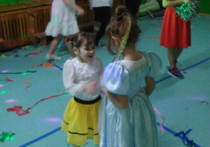 Zabawy taneczne podczas zabawy Choinkowej dla uczniów Szkoły Filialnej w Luboczy.