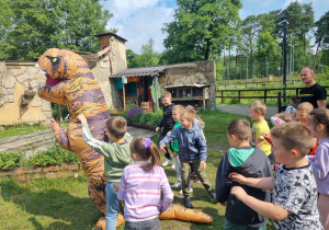 Pogoń za dinozaurem.