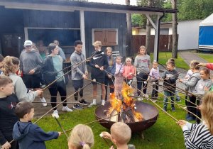 Pieczenie pianek marshmallow.
