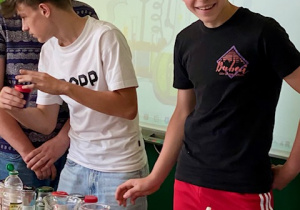 Uczeń bada odczyn roztworu.