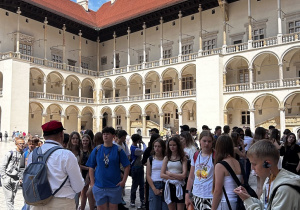 Uczniowie zwiedzają Kraków z przewodnikiem.