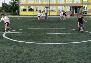 Konkurencie sportowe uczniów z SP w Rzeczycy z uczniami ze szkoły w Opatowcu.