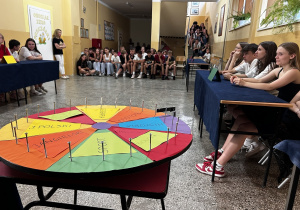 Wspólne gry i zabawy w szkole podstawowej w Opatowcu.