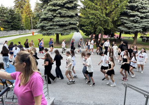 Wspólne tańce uczniów ze szkoły w Rzeczycy i Opatowca.