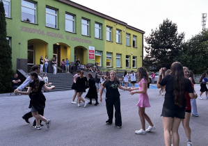 Wieczorne tańce uczniów.