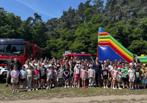 Wspólne gry i zabawy społeczności szkolnej z Opatowca i uczniów z Rzeczycy.