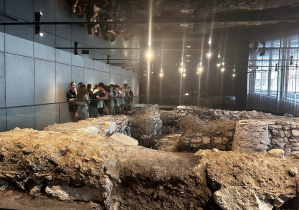 Uczniowie w Muzeum Archeologicznym.