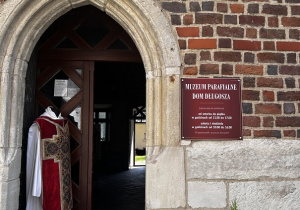 Uczniowie zwiedzają Dom Długosza.