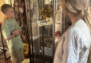 Przewodnik oprowadza uczniów po Muzeum Parafialnym.