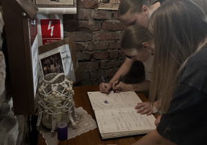 Wpis uczniów do księgi pamiątkowej.