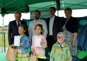 Nagrodzeni uczniowie za konkurs „Bądź eko”.