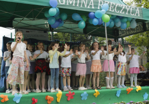 Uczniowie klasy I -III śpiewają piosenki ekologiczne.