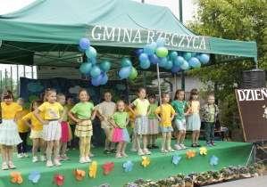 Grupa „Tygryski” przedstawia układ taneczny.