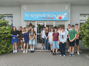 Uczniowie wraz z opiekunem przed wejściem do kręgielni.