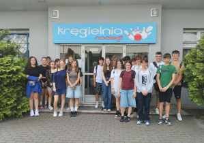 Uczniowie wraz z opiekunem przed wejściem do kręgielni.