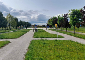 Uczniowie na rowerach podczas egzaminu.