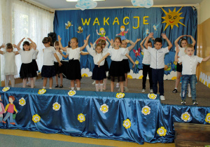 Dzieci wykonują układ taneczny do piosenki "Mały wielki człowiek".