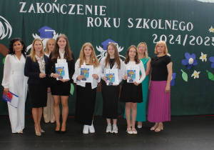 Wyróżnieni uczniowie klasy 6a z wychowawcą, panią dyrektor oraz przedstawicielami organu prowadzącego szkołę.
