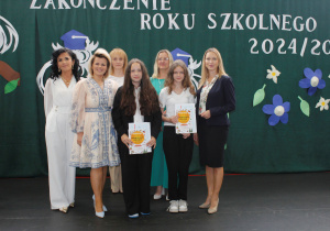 Wyróżnieni uczniowie klasy 6b z wychowawcą, panią dyrektor, zastępcą wójta gminy, przewodniczącą Rady Gminy oraz panią inspektor ds. oświaty.