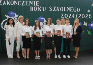 Nagrodzeni uczniowie klasy 7b z wychowawcą, panią dyrektor oraz przedstawicielami organu prowadzącego szkołę.