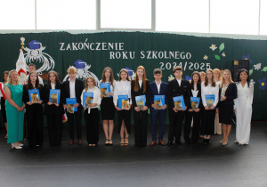 Wyróżnieni uczniowie klasy 8a z wychowawcą, panią dyrektor, zastępcą wójta gminy, panią przewodniczącą Rady Gminy oraz panią inspektor ds. oświaty.