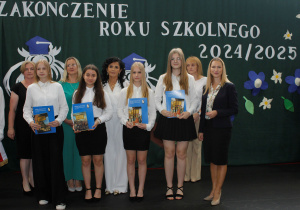 Wyróżnieni uczniowie klasy 8b z wychowawcą, panią dyrektor, zastępcą wójta gminy, panią przewodniczącą Rady Gminy oraz panią inspektor ds. oświaty.