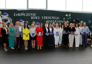 Rodzice uczniów z wręczonymi listami gratulacyjnymi, wraz z panią dyrektor, zastępcą wójta gminy oraz panią przewodniczącą Rady Gminy.
