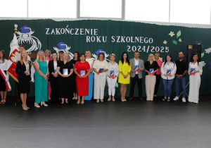 Rodzice uczniów klas ósmych z podziękowaniami od pani dyrektor, wraz z zastępcą wójta gminy oraz panią przewodniczącą Rady Gminy.