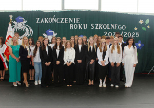Uczniowie klasy 8a wraz z wychowawcą, panią dyrektor, zastępcą wójta gminy, panią przewodniczącą Rady Gminy oraz panią inspektor ds. oświaty.