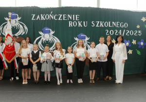 Uczniowie wyróżnieni z klas 1–3 w konkursie języka angielskiego, wraz z panią dyrektor i nauczycielką języka angielskiego.