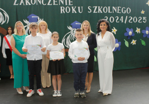 Nagrodzeni uczniowie w Gminnym Konkursie Ortograficznym, wraz z panią dyrektor, zastępcą wójta, panią przewodniczącą Rady Gminy oraz panią inspektor ds. oświaty.