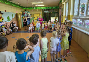 Zabawy w kole podczas dnia otwartego.